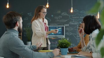 Une équipe en formation collaborative analyse ses indicateurs de performance. Cette image incarne l’importance du suivi post-formation et de l’ancrage des apprentissages dans la durée, au cœur de l’approche Logos Praxis, où chaque formation devient un levier de transformation durable.