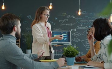 Une équipe en formation collaborative analyse ses indicateurs de performance. Cette image incarne l’importance du suivi post-formation et de l’ancrage des apprentissages dans la durée, au cœur de l’approche Logos Praxis, où chaque formation devient un levier de transformation durable.