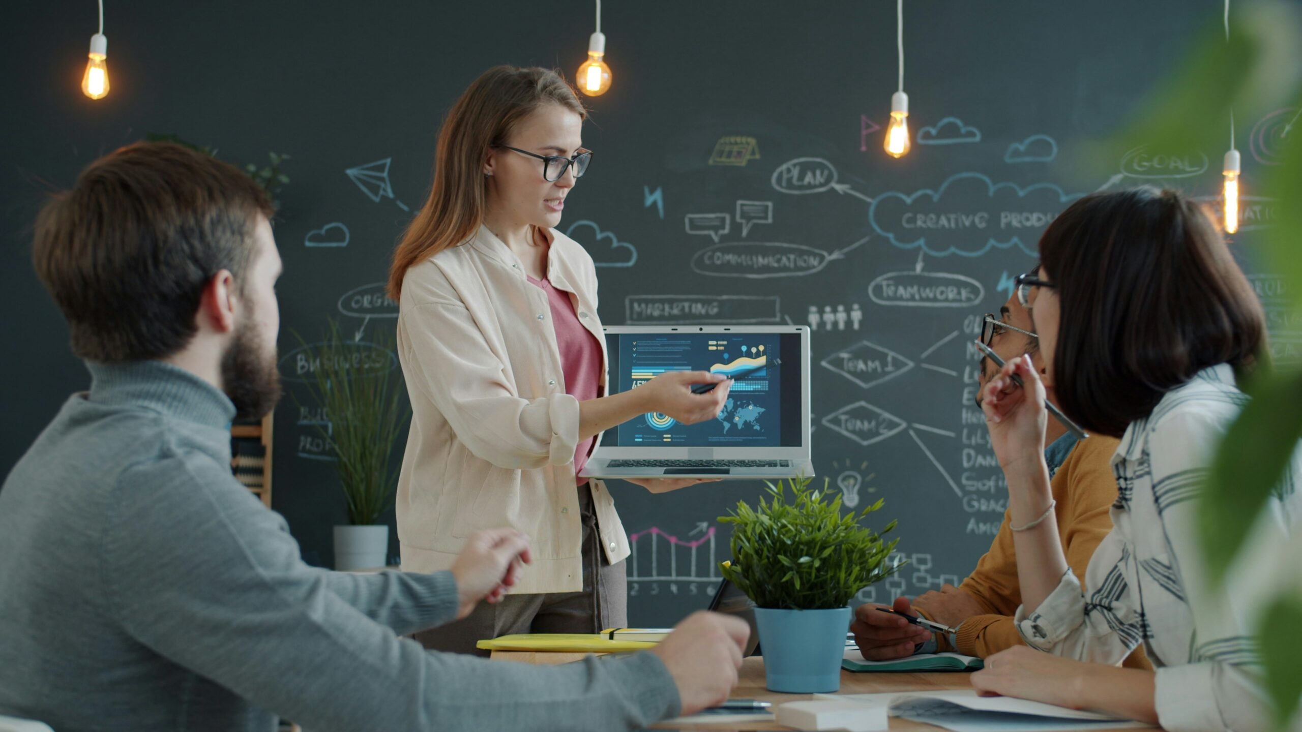 Une équipe en formation collaborative analyse ses indicateurs de performance. Cette image incarne l’importance du suivi post-formation et de l’ancrage des apprentissages dans la durée, au cœur de l’approche Logos Praxis, où chaque formation devient un levier de transformation durable.